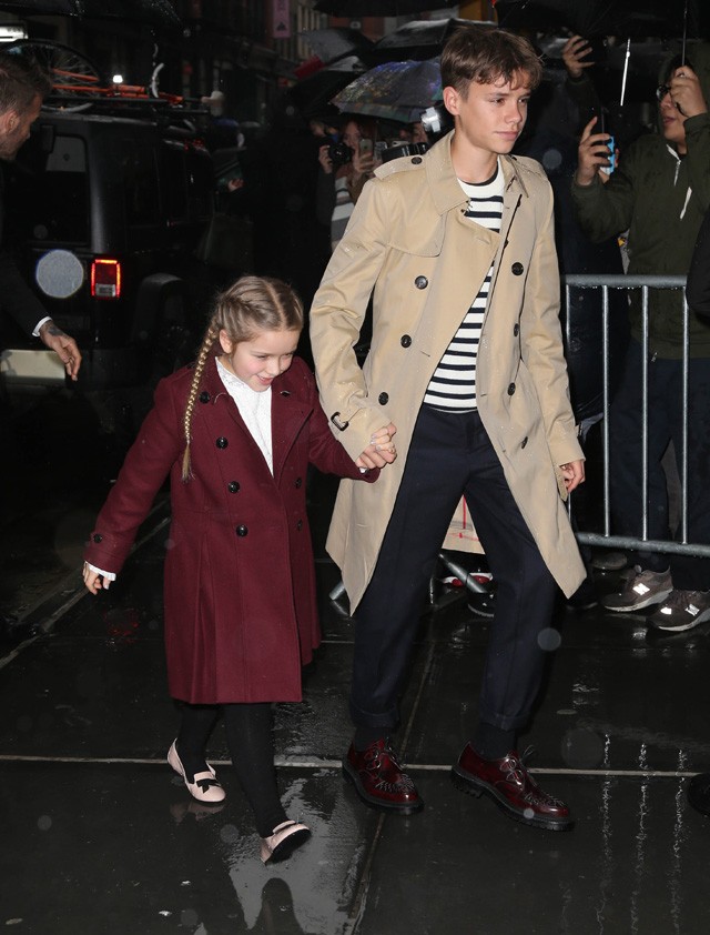 Victoria Beckham végigcsókolta családját bemutatója után és ez lett a New York-i divathét legaranyosabb pillanata