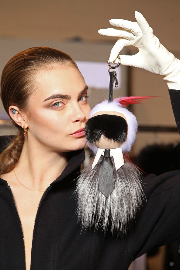 Cara Delevingne az aranytojást tojó kulcstartóval