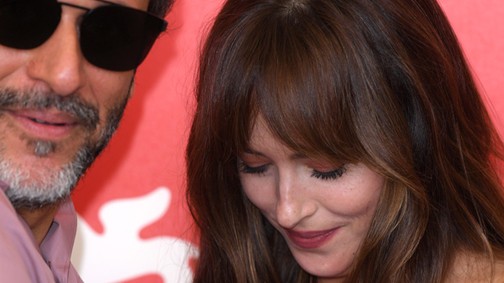 Hú, ez de kínos: Dakota Johnson mellét tapogatta a rendezője a fotósok előtt