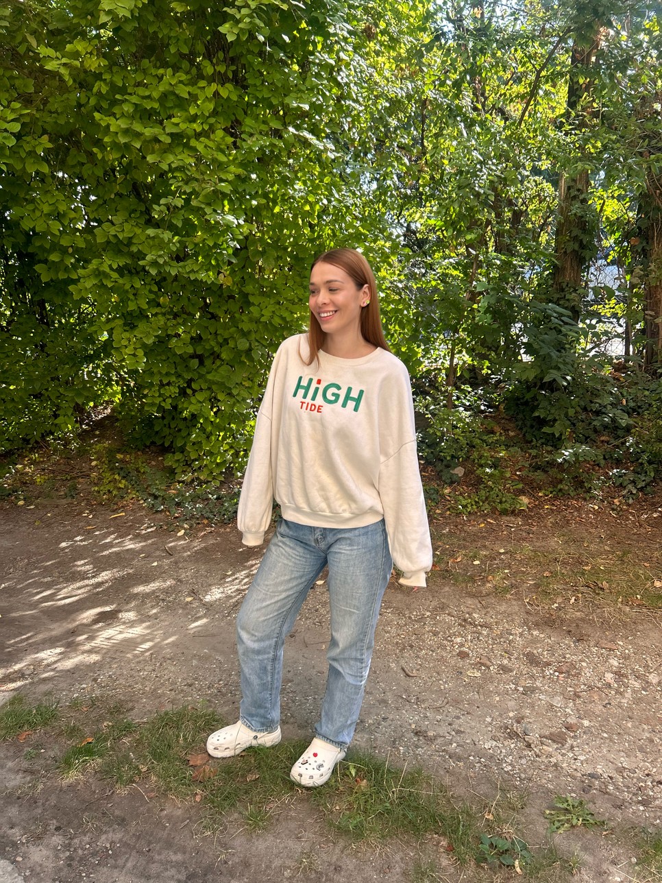 Egy kényelmes farmer egy feliratos pulóverrel mindig jó választás