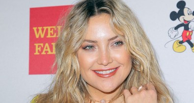 Kate Hudson szöszi diszkódívának öltözött
