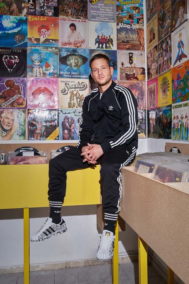 Nicsak, kik mutatják be a magyar képzőművészek által újragondolt Adidas Superstar cipőket