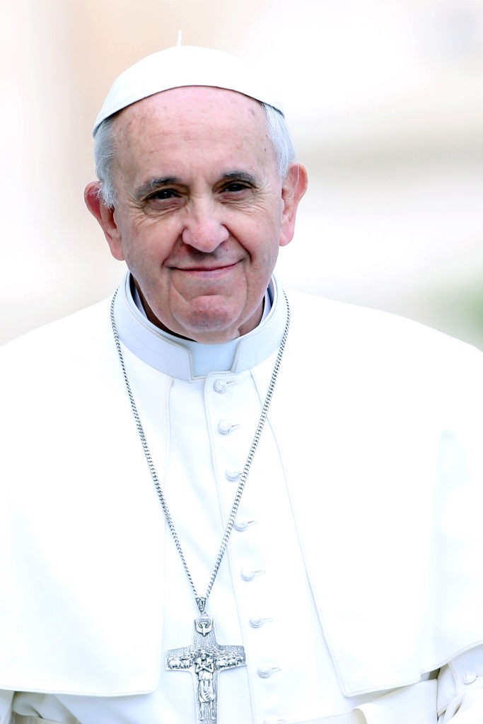 „A hit nem egy altatódal, hanem inkább egy élő láng, amely ébren és aktívan tart minket még az éjszaka folyamán is.”– Ferenc pápa e szavai arra emlékeztetnek, hogy a valódi hit nem passzív menedék, hanem belső hajtóerő. Nem azért hiszünk, hogy elkerüljük a világ gondjait, hanem hogy szembenézzünk velük – bátorsággal, jelenléttel, cselekvő szeretettel. A láng pedig pedig mozgásban tart, világít, és utat mutat, különösen akkor, amikor minden más sötétségbe borul.