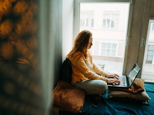 Elhunyt édesanyja AI-generált másolatával beszélget, mert képtelen őt elengedni - milyen veszélyekkel járhat, ha a technológia akadályozza a gyászmunkát?