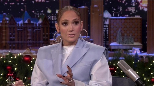 Felülről szigorú, de alulról NAGYON szexi Jennifer Lopez ruhája