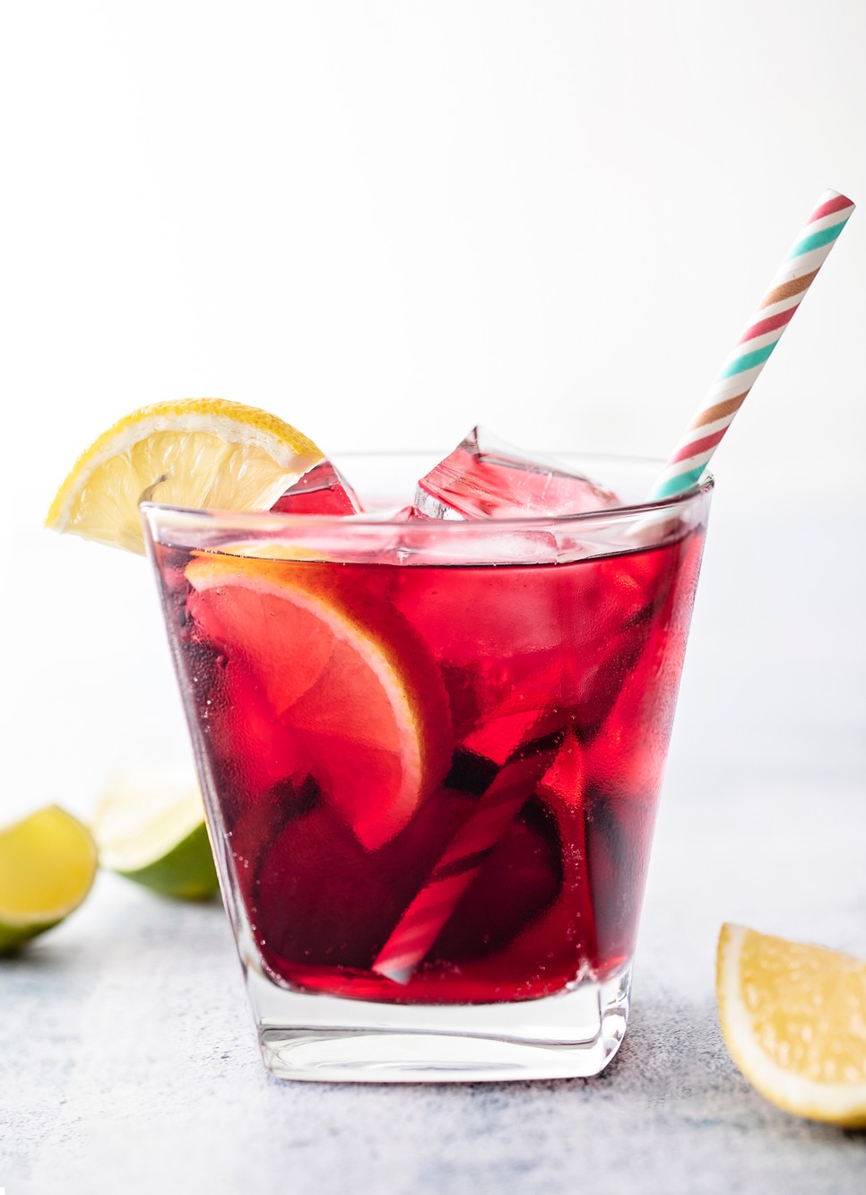 A Tinto de verano nevű koktélhoz nem kell más, mint rengeteg jég, vörösbor és egy kis citrusos szóda