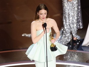 Hatalmas baki: Emma Stone ruhája eltört az Oscar-gálán