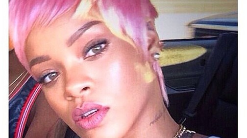 Rihanna rózsaszín frizurával sokkol