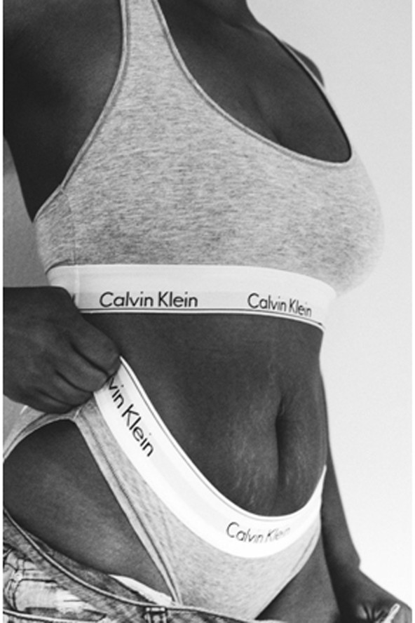 Ez az anyuka büszkén vállalja terhességi csíkjait