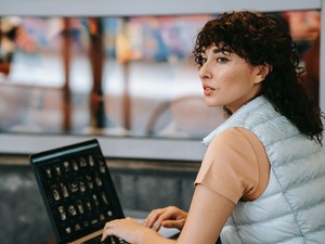 A szomszéd olyan pornót néz, amiben az arcom köszön vissza, pedig sosem csinálnék ilyet