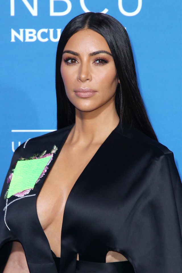 Kim Kardashian fekete haj