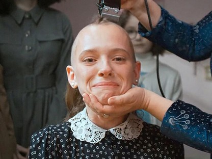 A nők feladata a férj kiszolgálása és a gyerekszülés - Unorthodox sorozatajánló 