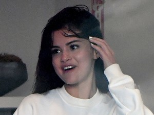 Selena Gomez olyan retró pólót húzott, hogy egyből a nosztalgiavonaton találod magad