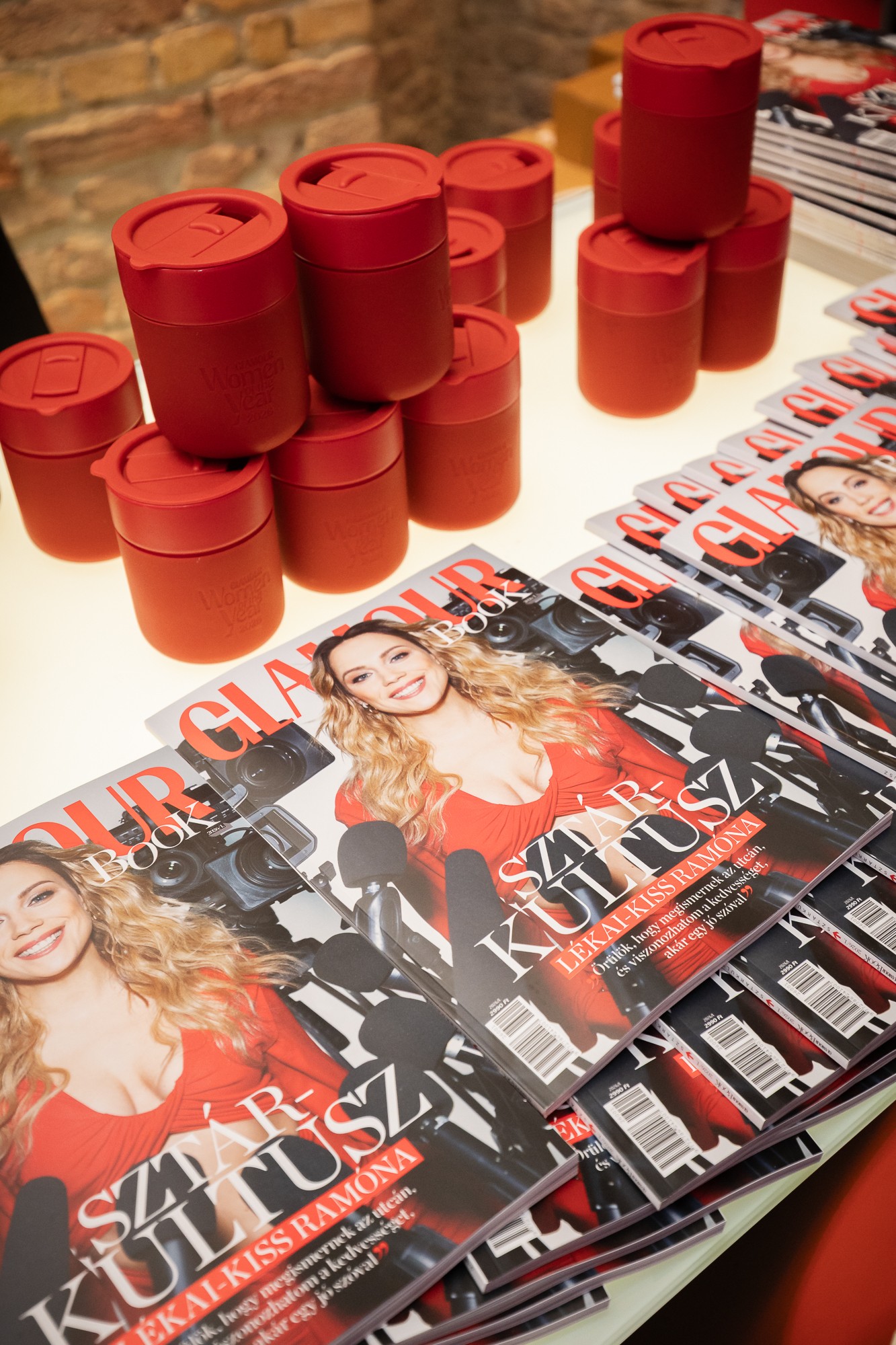 A GLAMOUR Book kiadvány címlapján Lékai-Kiss Ramóna tündököl