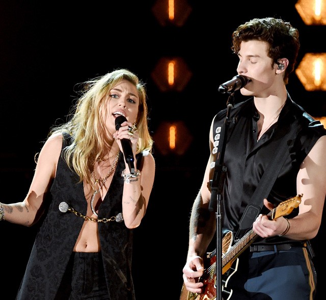 Miley Cyrus és Shawn Mendes 