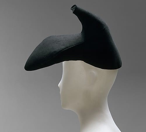 Elsa Schiaparelli cipőkalapja a Metropolitan Museum-ban látható