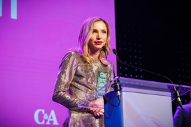 Dobos Evelin a GLAMOUR Women of the Year gálán Az év színésznője díjjal Merő Péter ruhában