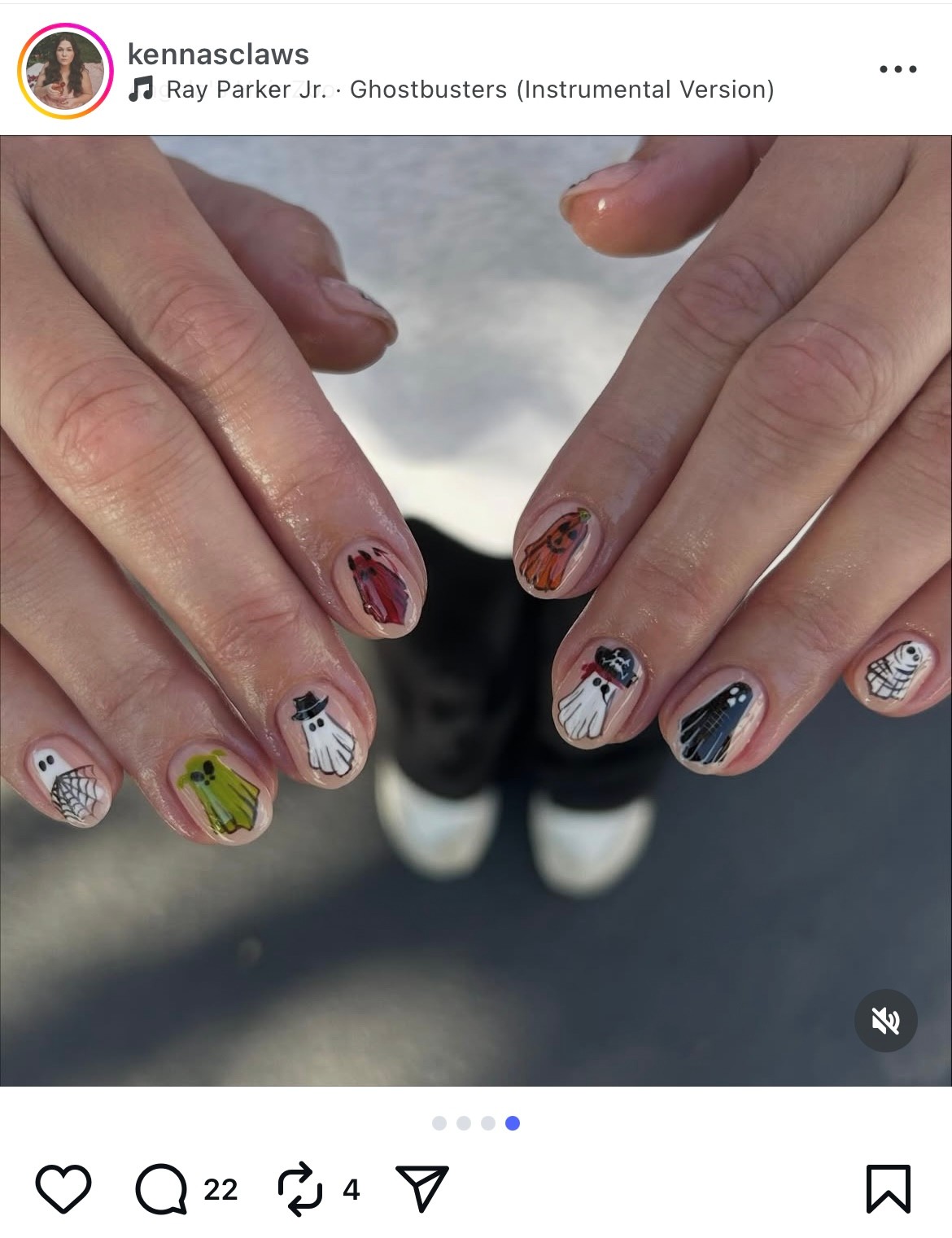 Szellemek mindenhol - cuki, mégis művészi körömdizájn. Az átlátszó alaplakkon csodásan mutatnak a színes szellemecskék - ha kedveled a bohókás stílust, ezt imádni fogod!