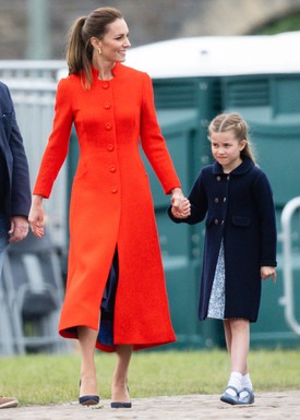 A királynő platinajubileumára nem is érkezhetett volna ennél erőteljesebb ruhában