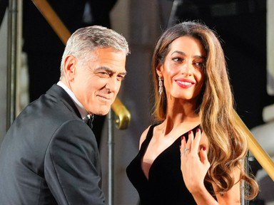 Amal Clooney a világ legszebb ruhájában tündökölt: arany Alexander McQueen kreációja minden nő álma
