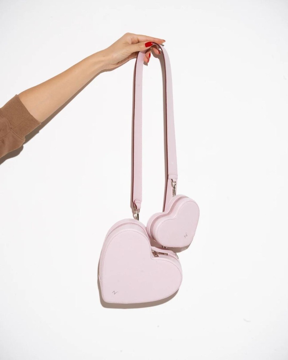 A kollekció eladásából befolyt összeg egy részével a Primavera Alapítvány munkáját támogatják.