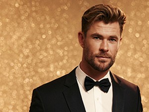 Szívesen: Chris Hemsworth karácsonyi ajándékokat bontogat