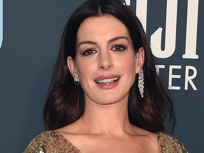 Anne Hathaway olyan merész dekoltázst villantott, mint még soha 