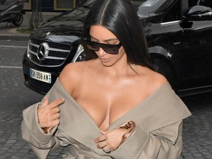 Kim Kardashian mellei kiesnek Párizsban, így jár ha meztelenkedik a kabátja alatt