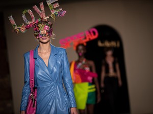 A kifutóról üzent a világnak Kerényi Virág - Látványos bemutatót láthatott a közönség a divathéten Budapesten