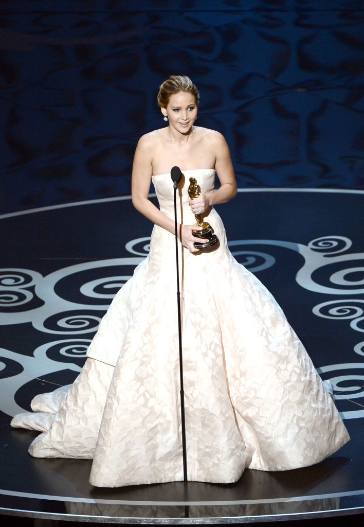 2013: Jennifer Lawrence Christian Dior Couture ruhája tökéletesen kiegészítette a kezében tündöklő Oscar-díjat