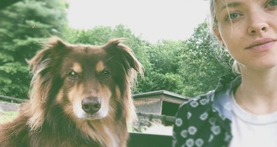 Így lazít Amanda Seyfried kutyusával hétvégén