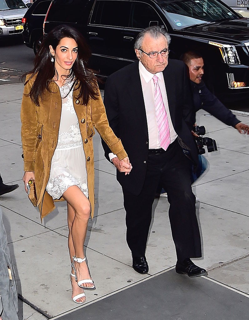 Amal Clooney finoman áttetsző, csipkés miniruhája valami álomszép