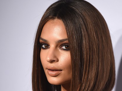 Emily Ratajkowski teljesen kiakadt, mert nagyobbra retusálták a melleit és a száját