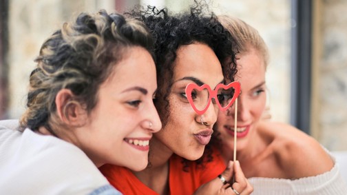 A barátság ereje: Az emberi kapcsolatok szerepe a boldogságban és az egészségben a digitális korban