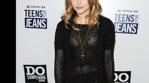 Áttetsző felsőben melltartót mutatott a 15 éves sztár