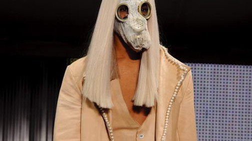 Vér, gázálarc - a londoni divathét legextrémebb bemutatója