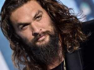 Jason Momoa egy szál ágyékkötőre vetkőzött