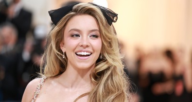 Sydney Sweeney ruhája a kis fekete és a meztelenruha szerelemgyereke