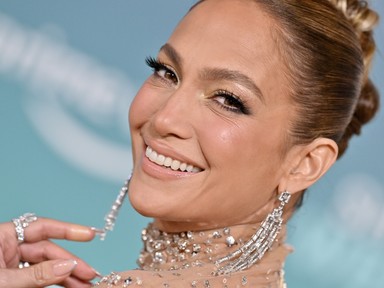 Jennifer Lopez merészen felsliccelt ruhában hódított a Revolve partiján