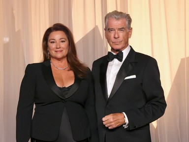 Pierce Brosnan felesége rengeteget fogyott, vörös szaténruhában mutatta meg az alakját