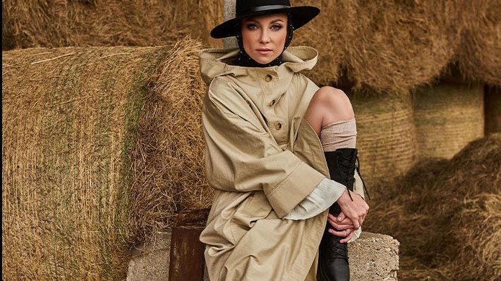 Rúzsa Magdi egy hosszú szárú bakancsot viselt a Kincsem fotózásán