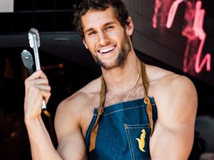 Ez a pasi egyébként szakács, de jó ég, milyen hasa van!