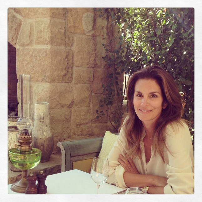 Cindy Crawford: @cindycrawford A szupermodell nagy örömünkre rengeteg régi fotót oszt meg magáról, de családjáról és aktuális munkáiról is találunk kedvünkre valót. Sosem fog kimenni a divatból.