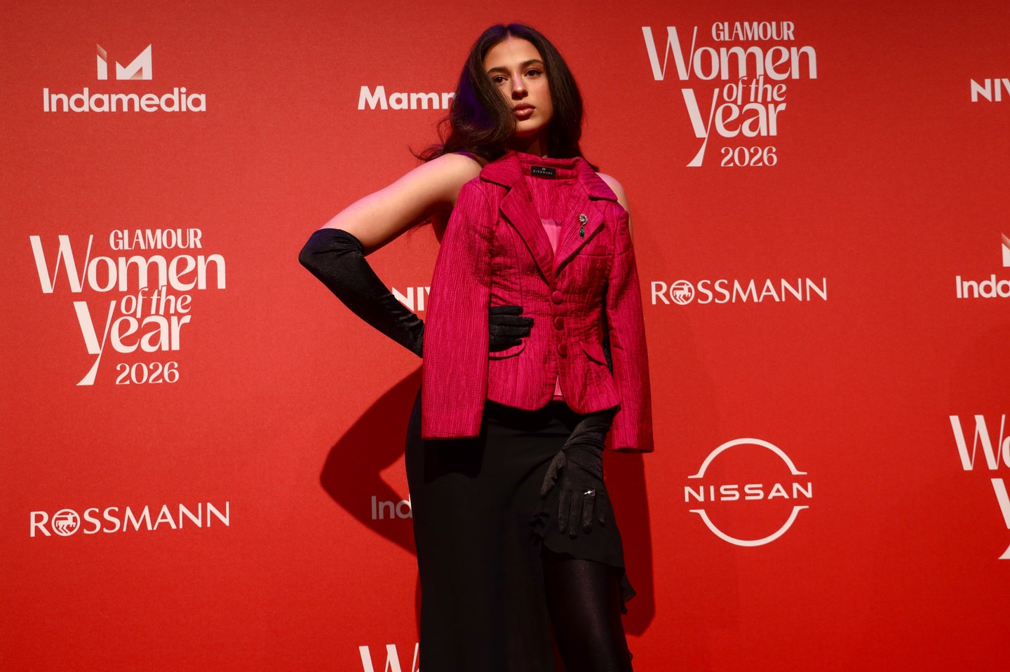 Gesztesi Panka a GLAMOUR Women of the Year egyik legizgalmasabb ruhájában tündökölt. Ő azzal fejezte ki a bátorságát, hogy egy extravagáns Kiss Márk szett mellett tette le a voksát. 