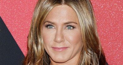 Jennifer Aniston testhez simuló, extramini ruhában mutatta meg, milyen elképesztő formában van