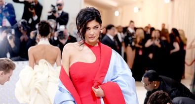 Kylie Jenner a nyílt utcán viselt meztelenruhát, és ennél stílusosabb nem is lehetett volna