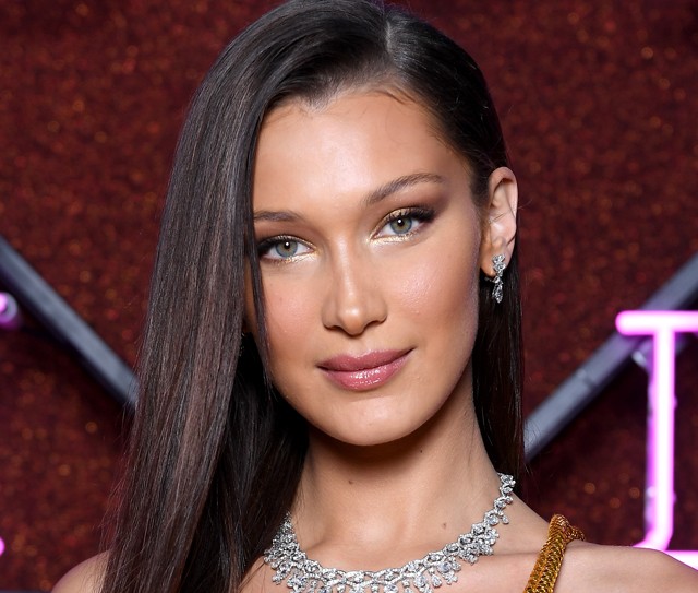 Bella Hadid megmutatta, hogyan viselj egy egyszerű inget a legvagányabb módon