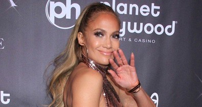 Jennifer Lopez alufóliaruhájánál csak a pasija rózsaszín szettje rémesebb