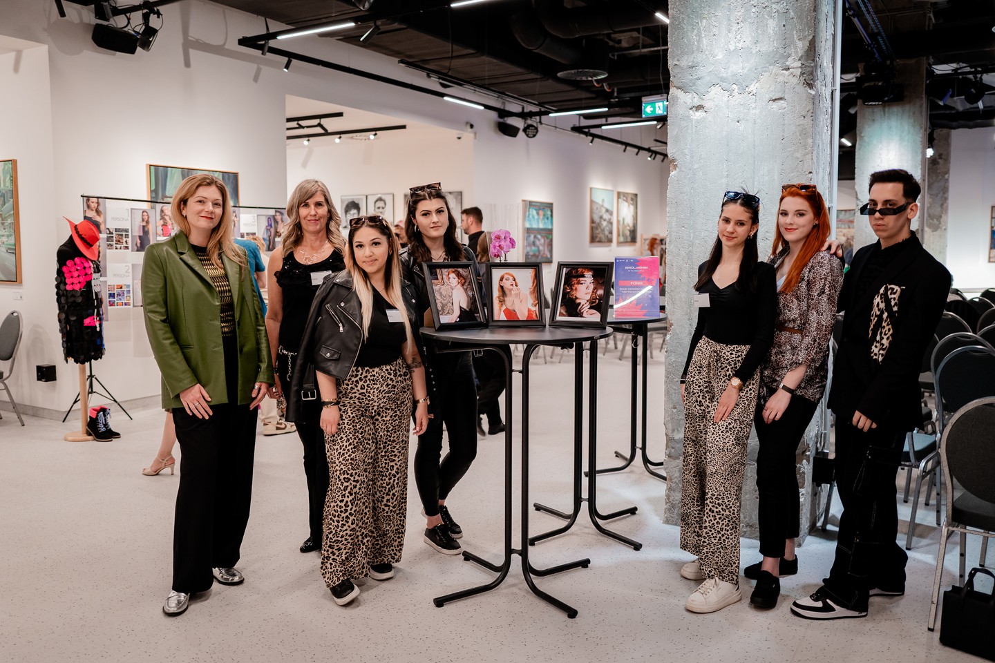 A Kerülj Képbe! pályázat szépség- és szépségápolás kategóriájának első helyezettje a Főnix csapat lett, mentoruk Marencsák Zsófia, a GLAMOUR szépségszerkesztője volt (balra)