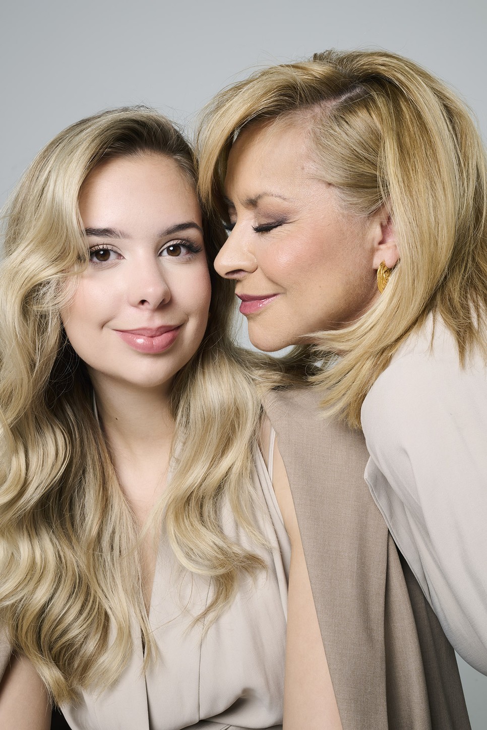 Szulák Andrea és lánya, Gyarmati Fanni digitális címlap – Andrea: Kimonó NUBU Rozina: Felső NUBU, Blézer HUGO – Peek&Cloppenburg 